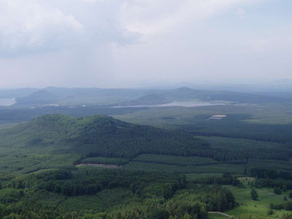 Pohled z Bezdězu směr Máchovo jezero.jpg